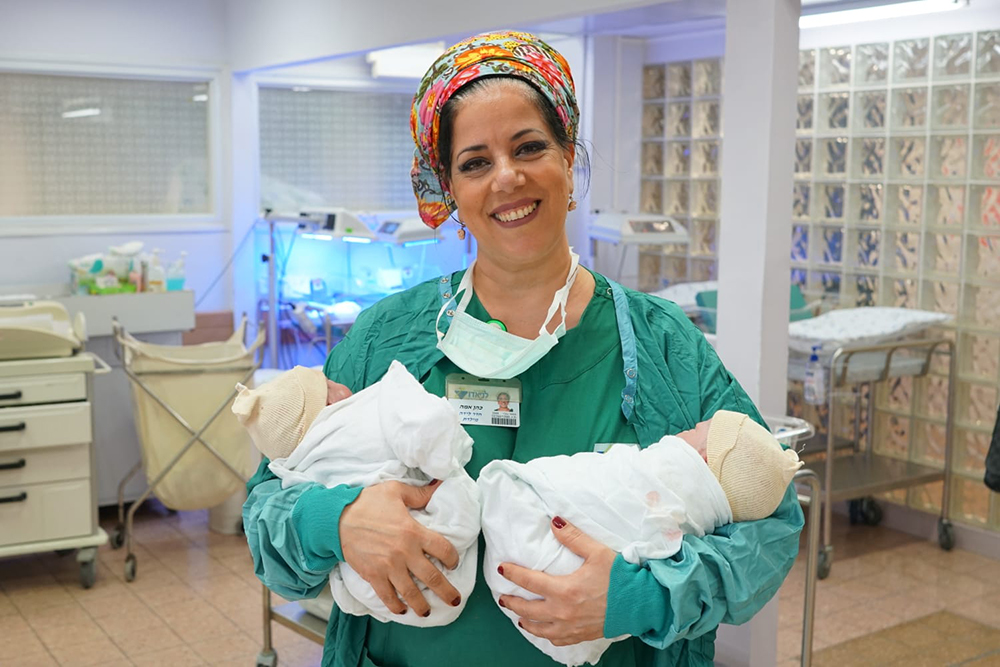 Read more about the article ללדת אחרת: המלווה המקצועית ללידה שסייעה ליולדות לחוות את הלידה באופן חיובי